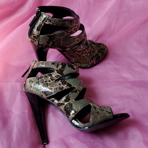 Green and gold snake print heels - Picture 3 of 3
